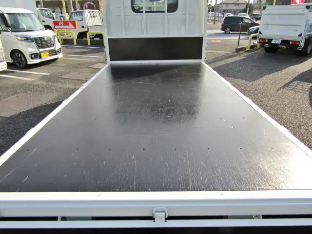 板貼りなので積荷が滑らず安心です!落下の恐れも少ないのがGOOD!|マツダ タイタン TRG-LHR85A(2WD)の写真9