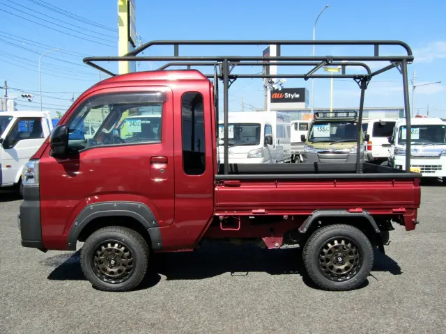 落ち着いた深みのあるボディーカラーやメッキパーツで大人の雰囲気を演出しつつ、チッピング塗装のブラックバンパーでワイルドな印象に♪|ダイハツ ハイゼットトラック 3BD-S510P(4WD)の写真2