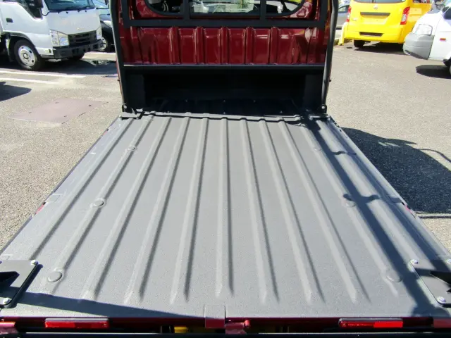 キャンプやオフロードの使用で、汚れや傷がつきにくく、水はけがよいので手入れがしやすいのもPOINTです!!|ダイハツ ハイゼットトラック 3BD-S510P(4WD)の写真8