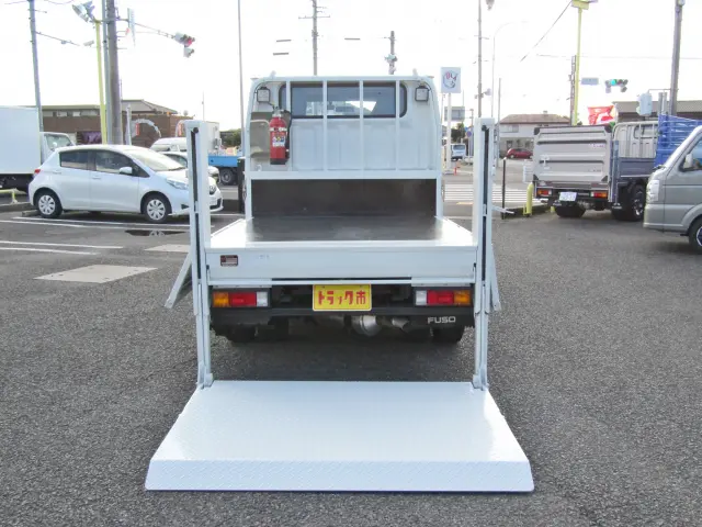 大型プラットフォームで幅広の荷物でも問題なく持ち上げる事ができます☆|三菱 キャンター 2RG-FBA20(2WD)の写真9