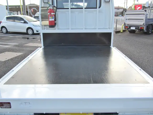 板ワレや浮きもなく良好な状態を維持した床板!|三菱 キャンター 2RG-FBA20(2WD)の写真10