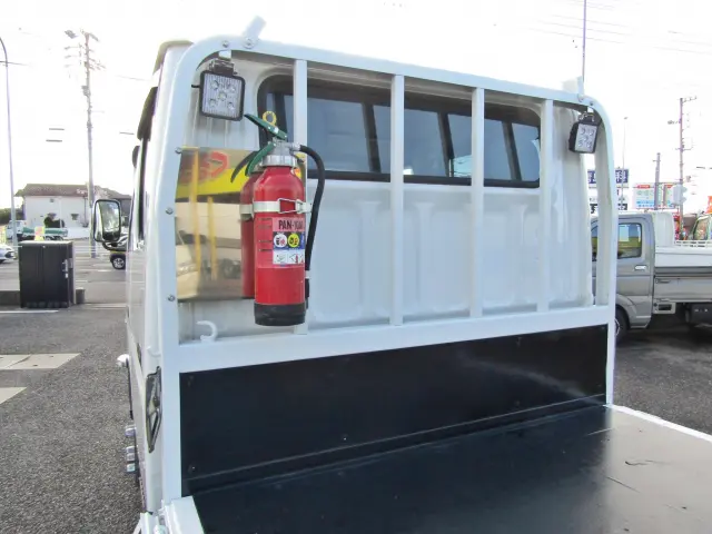 鳥居部には消火器とLED作業灯が付いています☆|三菱 キャンター 2RG-FBA20(2WD)の写真12