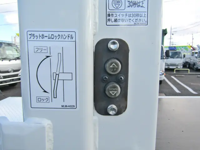 スイッチが両側に付いているのでとっても便利♪|三菱 キャンター 2RG-FBA20(2WD)の写真14