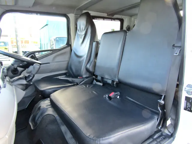 助手席側はこんな感じ♪|三菱 キャンター 2RG-FBA20(2WD)の写真18