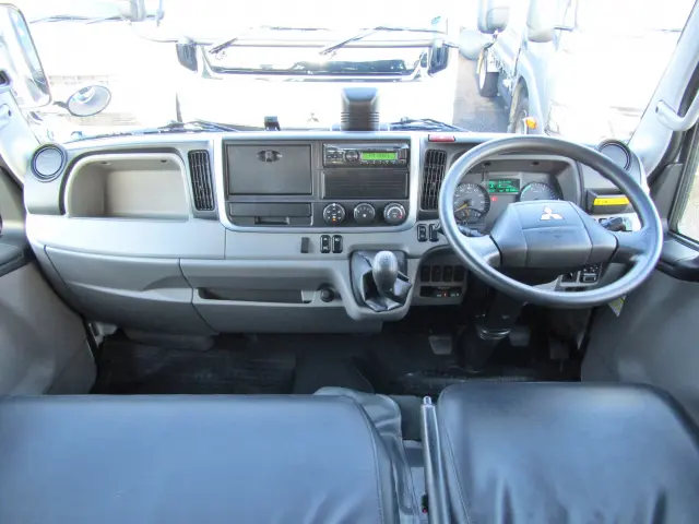 機能的にまとめられたインパネ回り!収納が多いのもうれしいPOINTです☆|三菱 キャンター 2RG-FBA20(2WD)の写真21