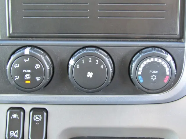 エアコンもシッカリ効きますので御安心を(笑)|三菱 キャンター 2RG-FBA20(2WD)の写真23