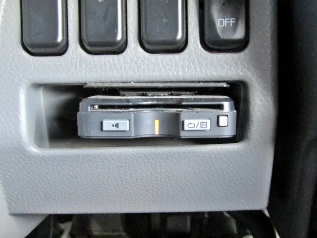 いまや標準装備?ETCもしっかりついて、高速道路の料金所もノンストップです!|三菱 キャンター 2RG-FBA20(2WD)の写真25