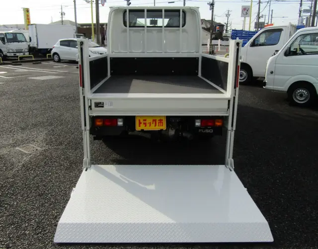 スペースの少ない現場で活躍する垂直式のパワーゲートです!|三菱 キャンター 2RG-FBA20(2WD)の写真9