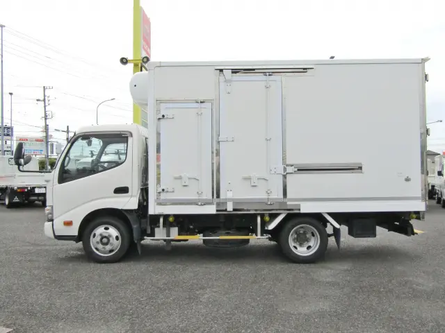 目立つキズや看板アトなどもなくキレイな状態を保ったおススメの1台☆冷凍食品やアイスクリームなど、冷凍状態での運送が必要な積荷に最適の低温冷凍車です!|日野 デュトロ 2RG-XZC645M(2WD)の写真3