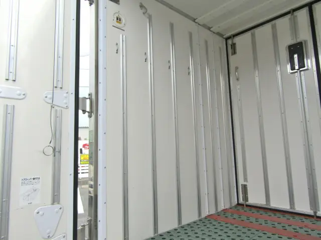 荷箱内面左側|日野 デュトロ 2RG-XZC645M(2WD)の写真9