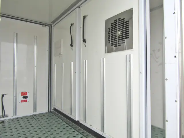 もちろん各扉には換気ファンが付いているので、3部屋とも低温を維持することが可能です!|日野 デュトロ 2RG-XZC645M(2WD)の写真14