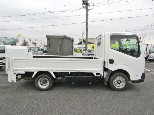 リアに小径タイヤを装備した低床設計!荷台が低いので荷物の積み降ろしもラクラク♪|日産 アトラス CBF-SQ2F24(2WD)の写真4