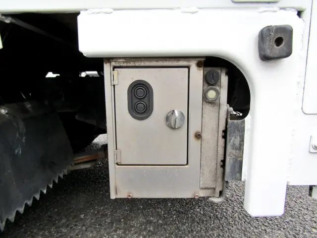 床下のBOXでも操作が可能です☆|日産 アトラス CBF-SQ2F24(2WD)の写真15