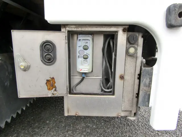 中には有線リモコンが入っているので荷台の上など離れた場所からでも操作が可能です☆|日産 アトラス CBF-SQ2F24(2WD)の写真16