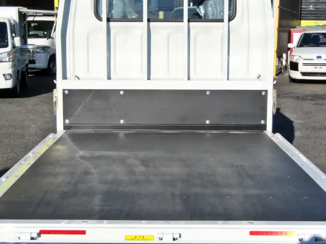 木板貼りなので走行中も荷物が滑らず安心です！|三菱 キャンター 2RG-FBA20(2WD)の写真9