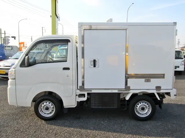 目立つキズや看板アトなどもなく内外装とも状態がキレイに保たれたハイゼット！納車当日からスグに使って頂けますヨ☆|ダイハツ ハイゼットトラック EBD-S500P(2WD)の写真3