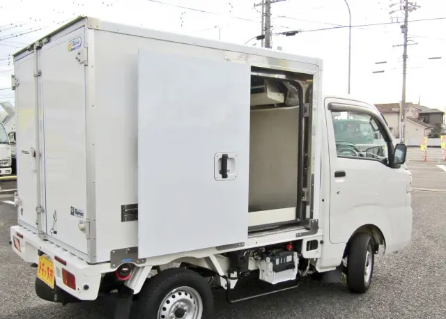 右側に低温冷凍室を設置！|ダイハツ ハイゼットトラック EBD-S500P(2WD)の写真7