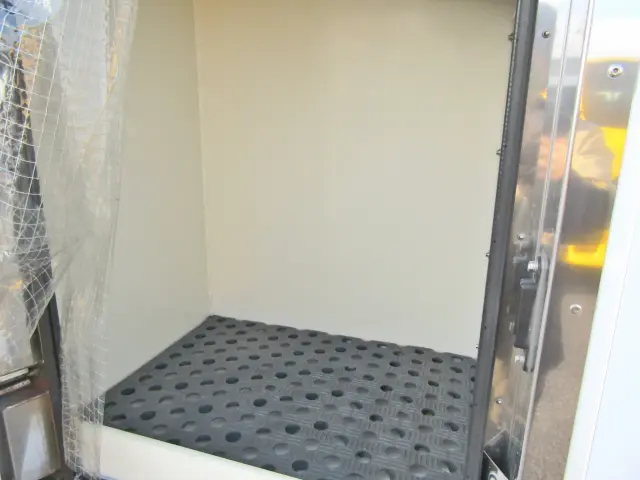 省スペースながら低温での運搬が可能な冷凍室！|ダイハツ ハイゼットトラック EBD-S500P(2WD)の写真8