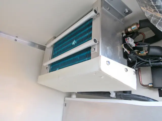 DENSO製の冷凍機を搭載ています☆|ダイハツ ハイゼットトラック EBD-S500P(2WD)の写真9