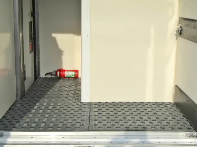 常温品と冷凍品を一度に運べる便利な1台！|ダイハツ ハイゼットトラック EBD-S500P(2WD)の写真15