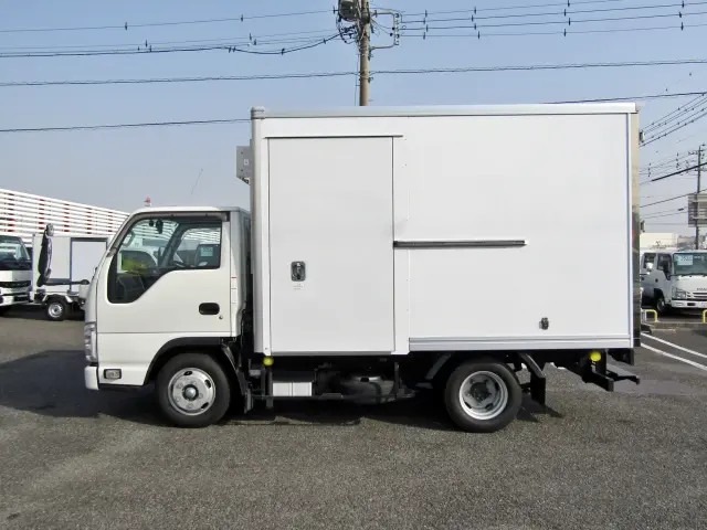 目立つキズや看板アトなどもなくキレイな状態を保ったおススメの1台☆|日産 アトラス 2RG-AHR88AN(2WD)の写真2