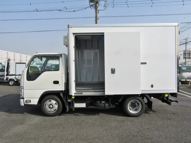 もちろんサイドドア付きですので荷物の積み降ろしもラクラク♪|日産 アトラス 2RG-AHR88AN(2WD)の写真3