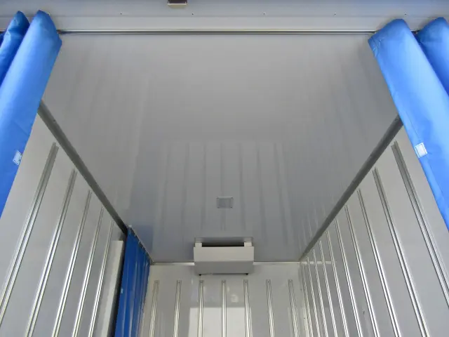 天井もピッカピカ!|日産 アトラス 2RG-AHR88AN(2WD)の写真10