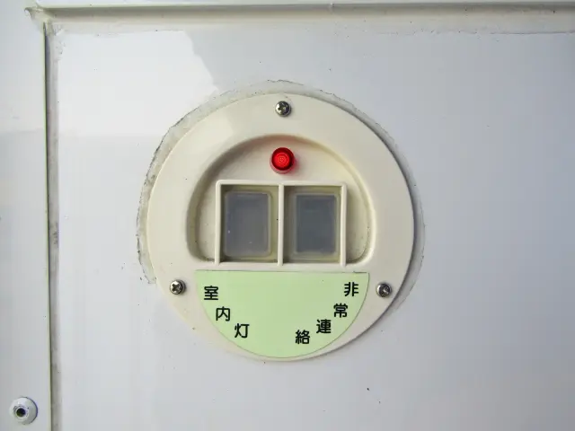 もちろん庫内灯&非常ブザーも設置!|日産 アトラス 2RG-AHR88AN(2WD)の写真13