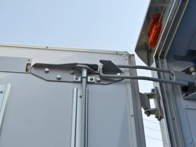 リアドアには90度ストッパーを装備!ドアを開けた状態で固定する事ができます☆|日産 アトラス 2RG-AHR88AN(2WD)の写真14