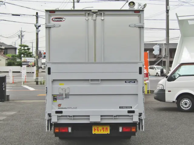 リアには垂直式パワーゲートを装備!重たい荷物を1人で積み降ろしする事が可能です!|日産 アトラス CBF-SQ2F24(2WD)の写真5
