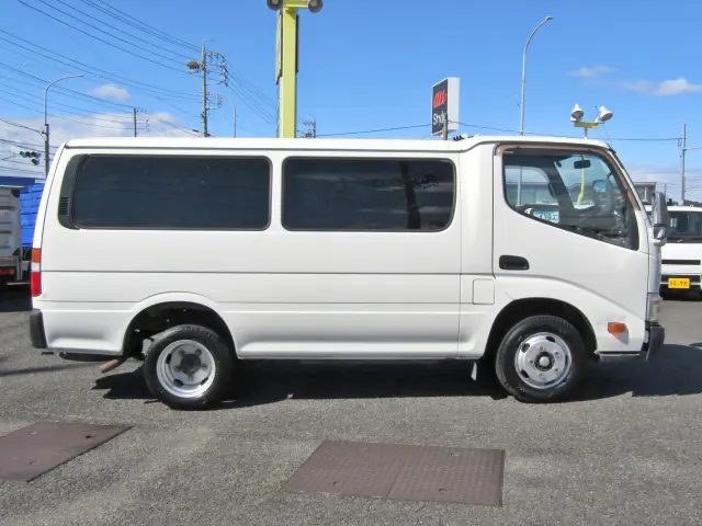 フロント部分はトラックの「ダイナ」、リア部分は「ハイエース」を流用!シャーシの頑丈さでは最上位級の箱バンです☆|トヨタ ダイナ TKG-XZC605V(2WD)の写真3