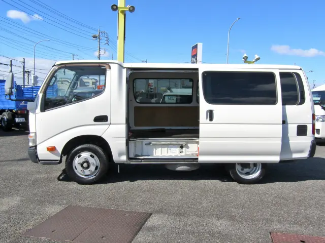 もちろんサイドドア付きですので、荷物の積み降ろしもラクラク♪|トヨタ ダイナ TKG-XZC605V(2WD)の写真5