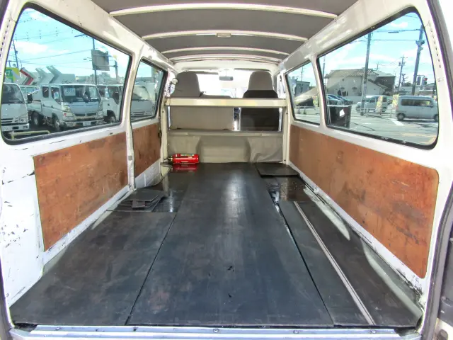 荷台床面にゴムマット引き積荷の滑りや損傷を防いでいます|トヨタ ダイナ TKG-XZC605V(2WD)の写真8