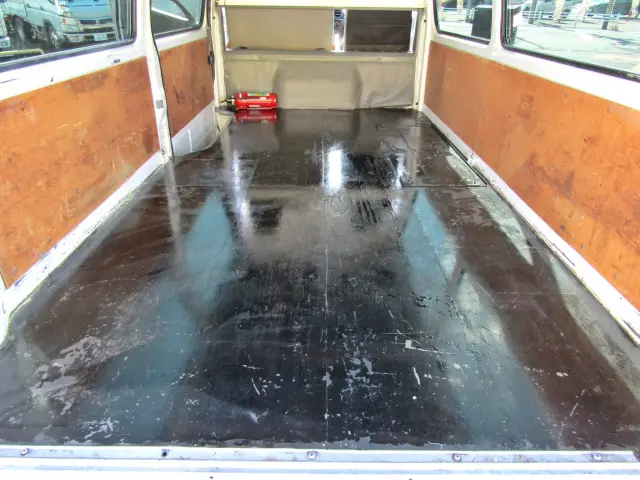 ゴムマット下には鉄板が貼ってあります!|トヨタ ダイナ TKG-XZC605V(2WD)の写真9