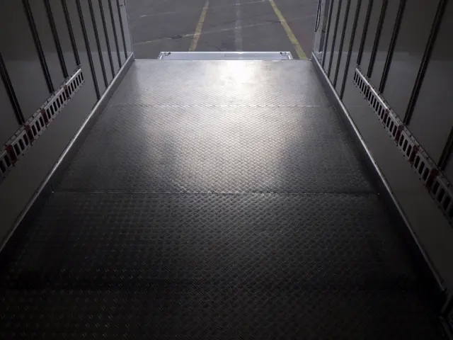 いすゞ エルフ TPG-NPR85AN(2WD)の写真15