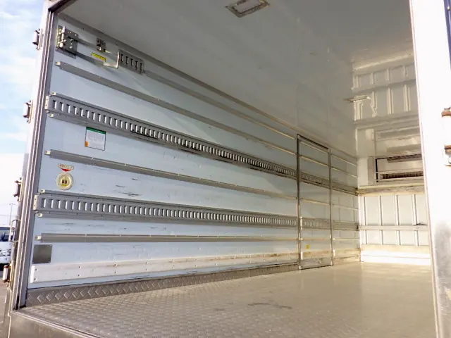 いすゞ フォワード 2PG-FRR90S2(2WD)の写真8