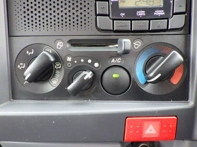 いすゞ エルフ TPG-NKR85R(2WD)の写真25