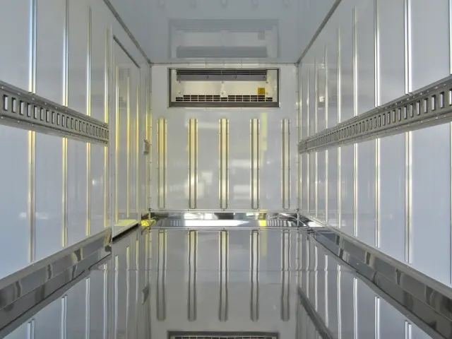 ステンレス床板貼りなのでサビや腐食に強く、濡れても安心です♪|三菱 キャンター 2RG-FBAV0(2WD)の写真8