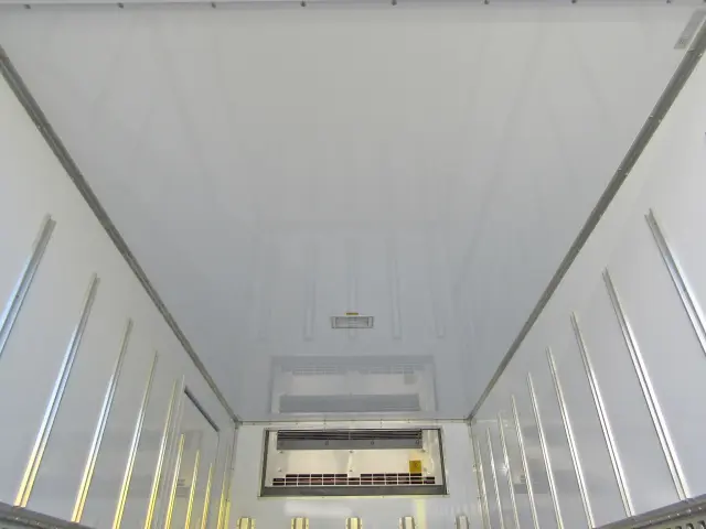 天井もピッカピカ!|三菱 キャンター 2RG-FBAV0(2WD)の写真11