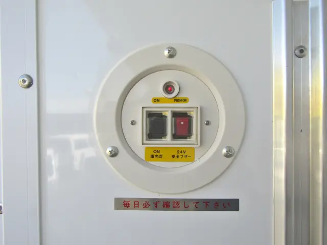 もちろん庫内灯&非常ブザーもしっかりと完備☆|三菱 キャンター 2RG-FBAV0(2WD)の写真14