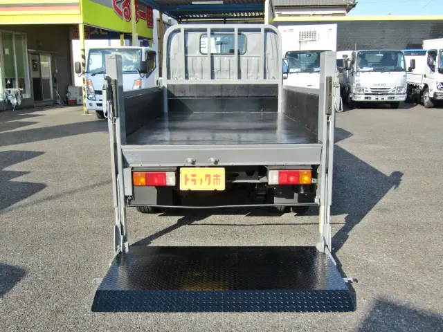 スペースの少ない現場で活躍する垂直式パワーゲート!|トヨタ ダイナ TKG-XZC600(2WD)の写真6
