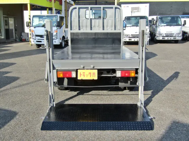 垂直式は昇降時の揺れが少なく、荷物の積み下ろしが安定しているのがPOINT!|トヨタ ダイナ TKG-XZC600(2WD)の写真7