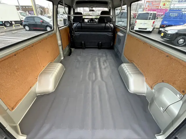 更に後席を跳ね上げることで広大なスペースを確保!大きな荷物でも十分に輸送する事ができます♪|日産 キャラバン CBF-CSGE25(2WD)の写真9