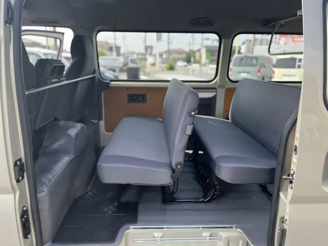 スライドドアを開けると広大な車内空間が出現!|日産 キャラバン CBF-CSGE25(2WD)の写真13