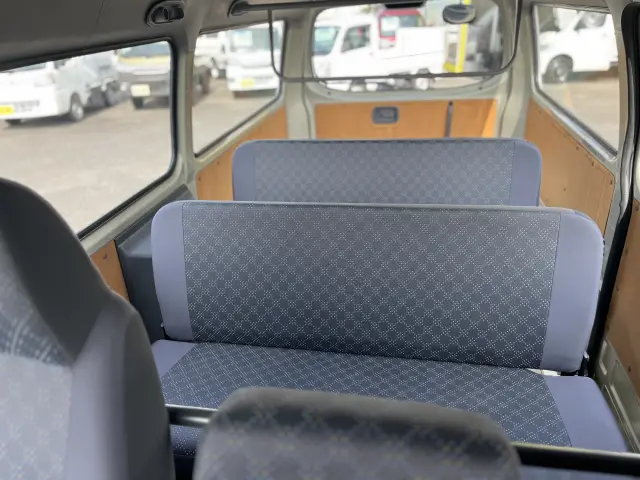 後席には2列のベンチシートで6名の乗車が可能!|日産 キャラバン CBF-CSGE25(2WD)の写真14