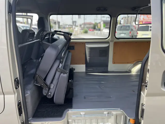 後席を跳ね上げることで貨物車としての本領を発揮!!|日産 キャラバン CBF-CSGE25(2WD)の写真16