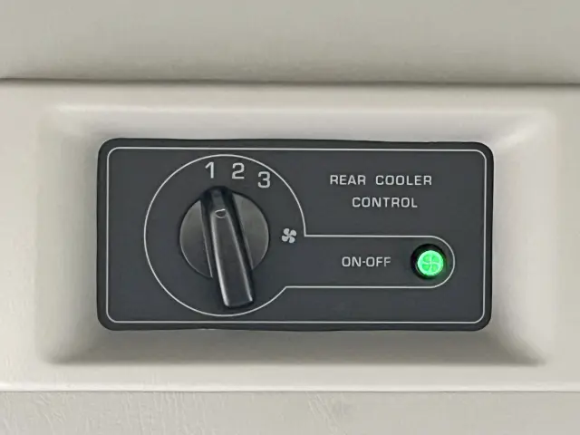 後席用のクーラーはこのスイッチで操作します☆|日産 キャラバン CBF-CSGE25(2WD)の写真18