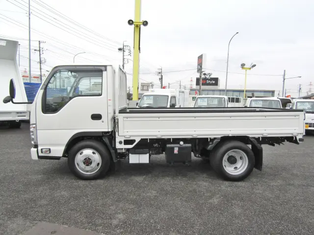 目立つキズや看板アトなどもなく内外装とも状態がキレイに保たれたおススメの1台!納車当日からスグに使って頂けますヨ☆|日産 アトラス 2RG-AHS88A(4WD)の写真3