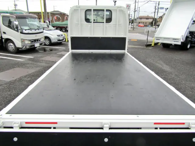 板貼りは積荷が滑らないのがGOOD!落下の心配もないので安心です☆|日産 アトラス 2RG-AHS88A(4WD)の写真9