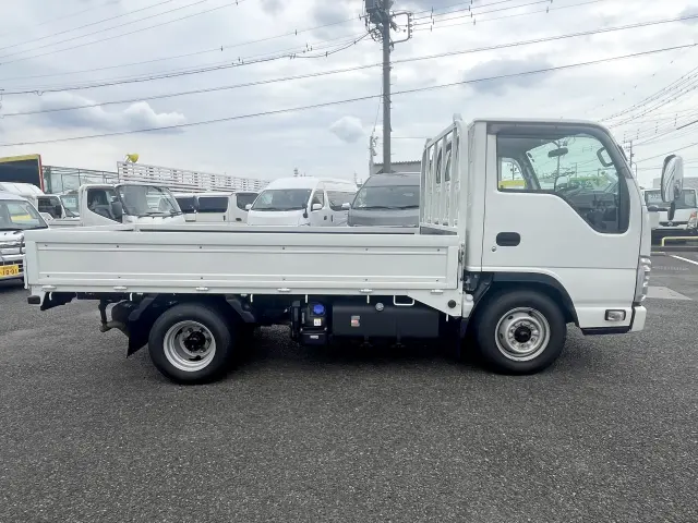 リアに小径タイヤを装着した低床設計！荷台の床が低いので荷物の積み降ろしもラクラク♪|マツダ タイタン 2RG-LJR88A(2WD)の写真4